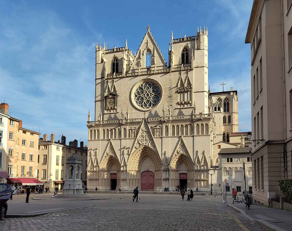 Équipe en jeu de piste dans le Vieux Lyon